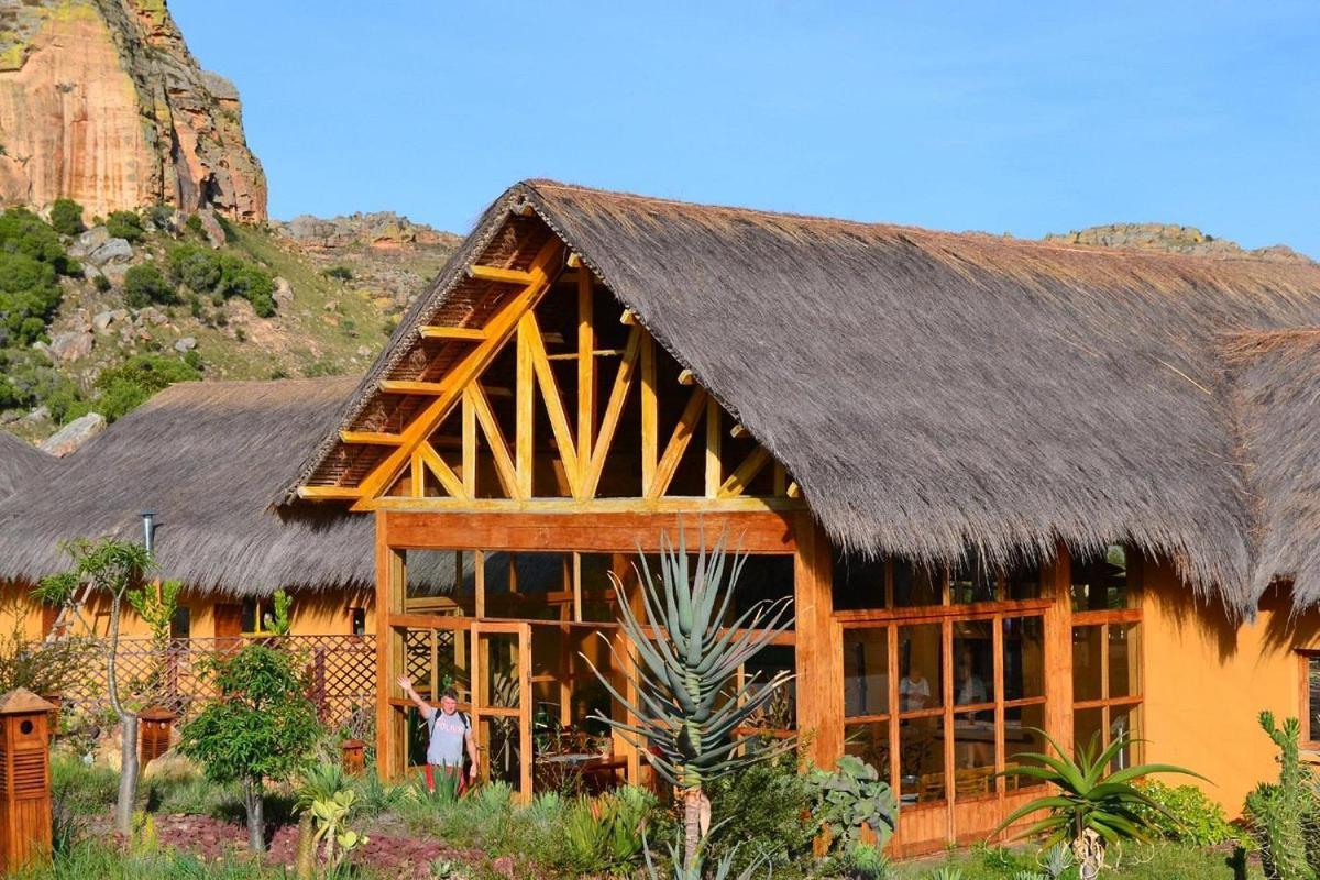 Satrana Lodge Ranohira Exterior photo