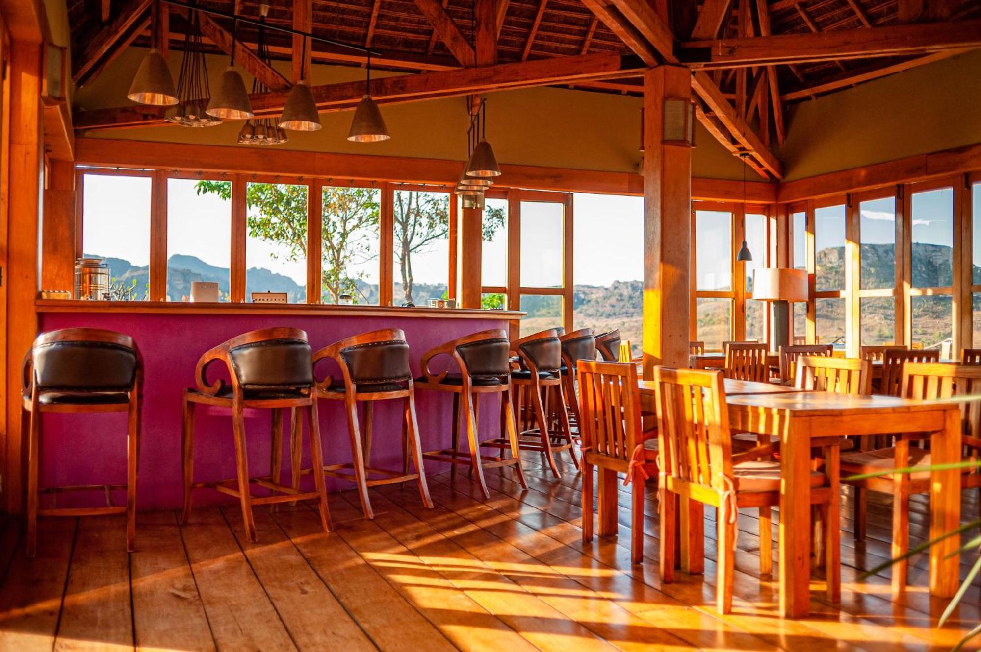 Satrana Lodge Ranohira Exterior photo