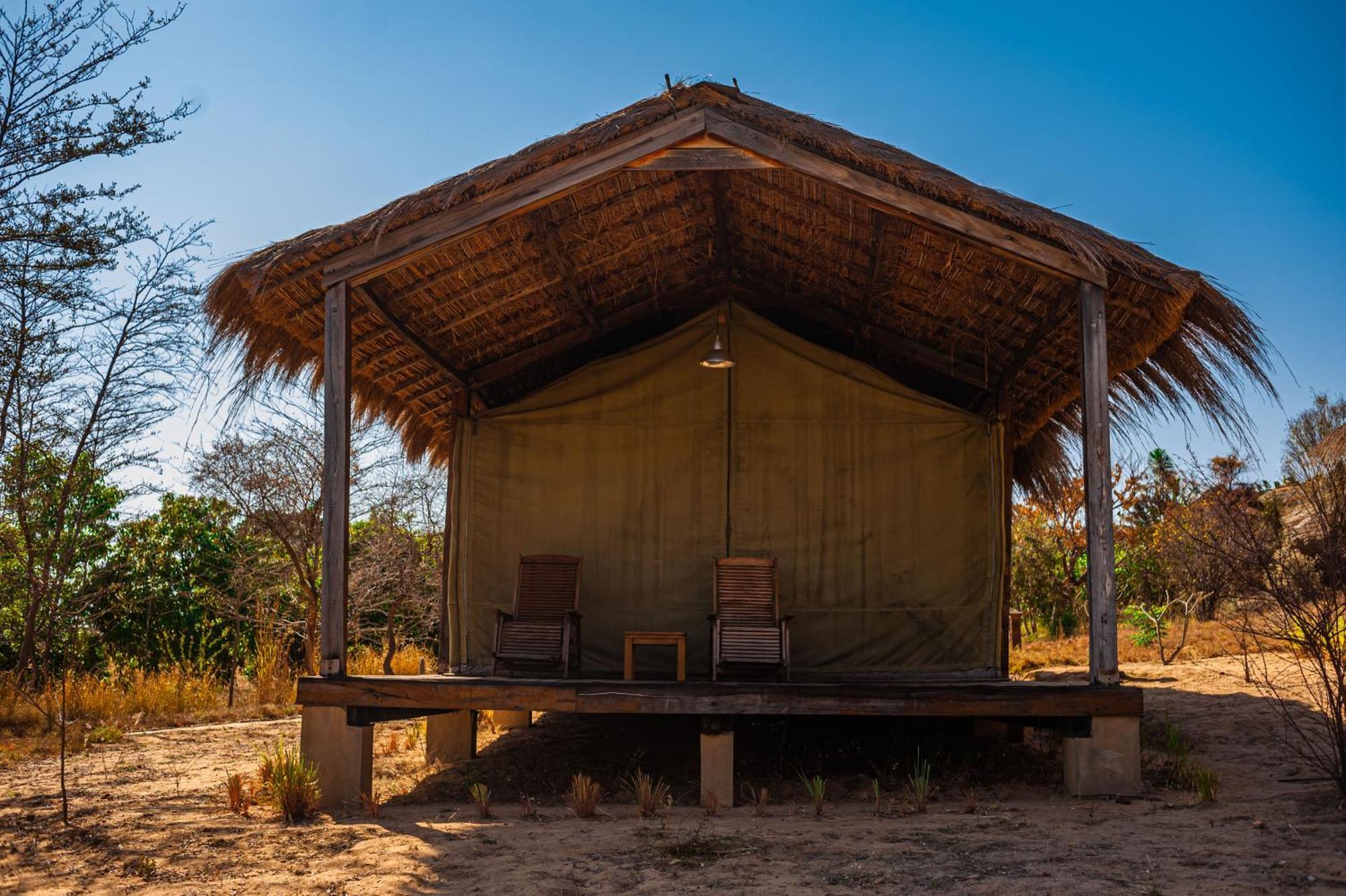 Satrana Lodge Ranohira Exterior photo
