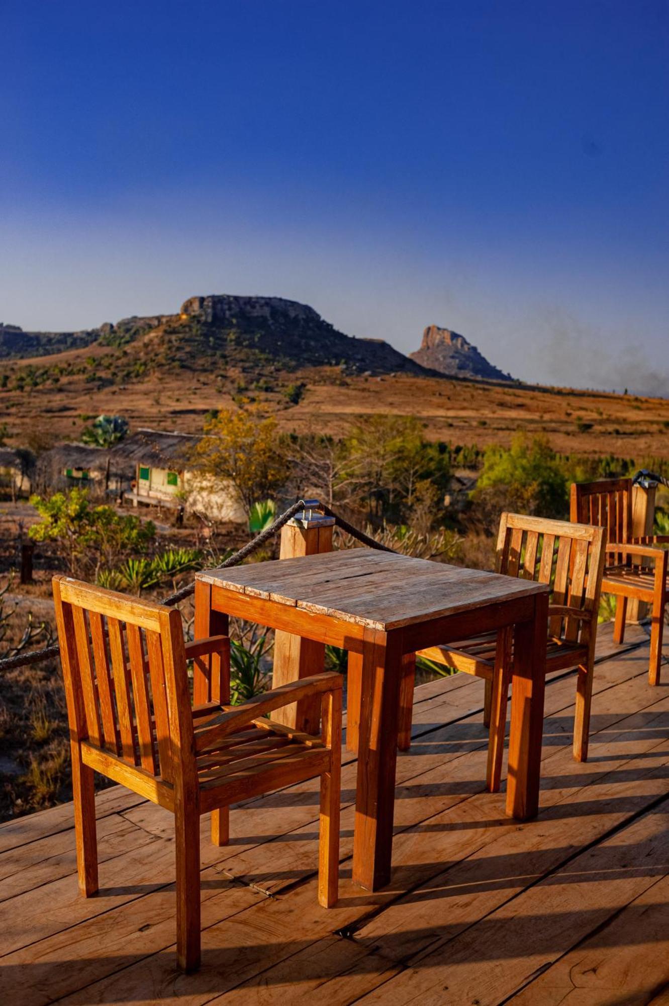 Satrana Lodge Ranohira Exterior photo