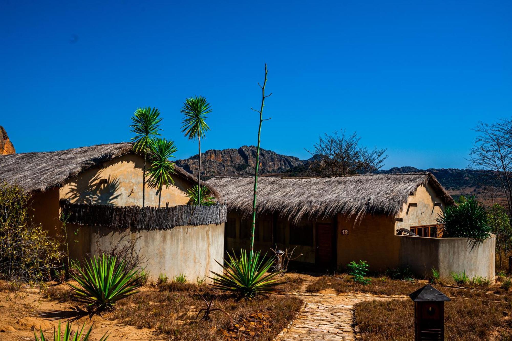 Satrana Lodge Ranohira Exterior photo