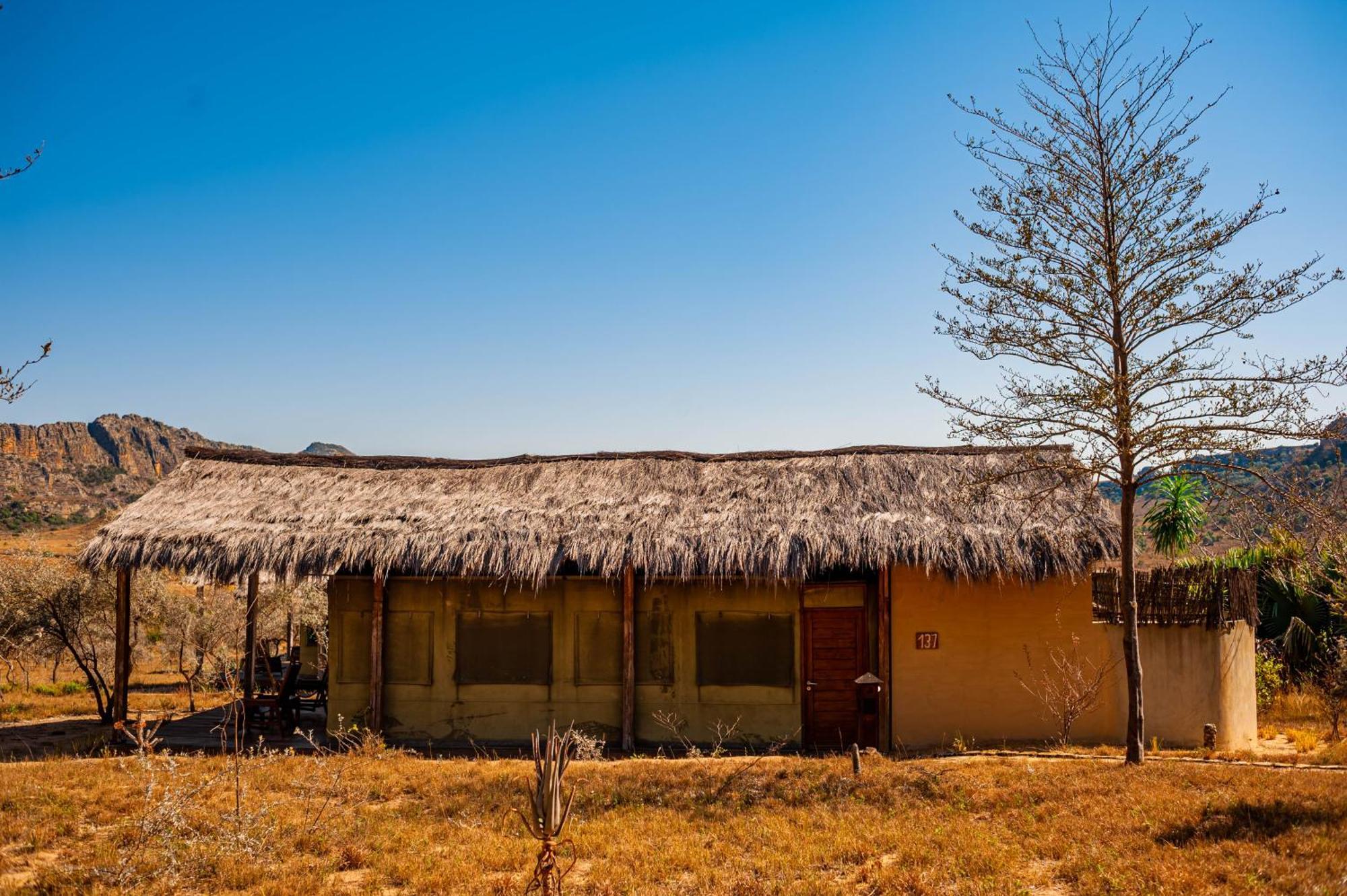 Satrana Lodge Ranohira Exterior photo