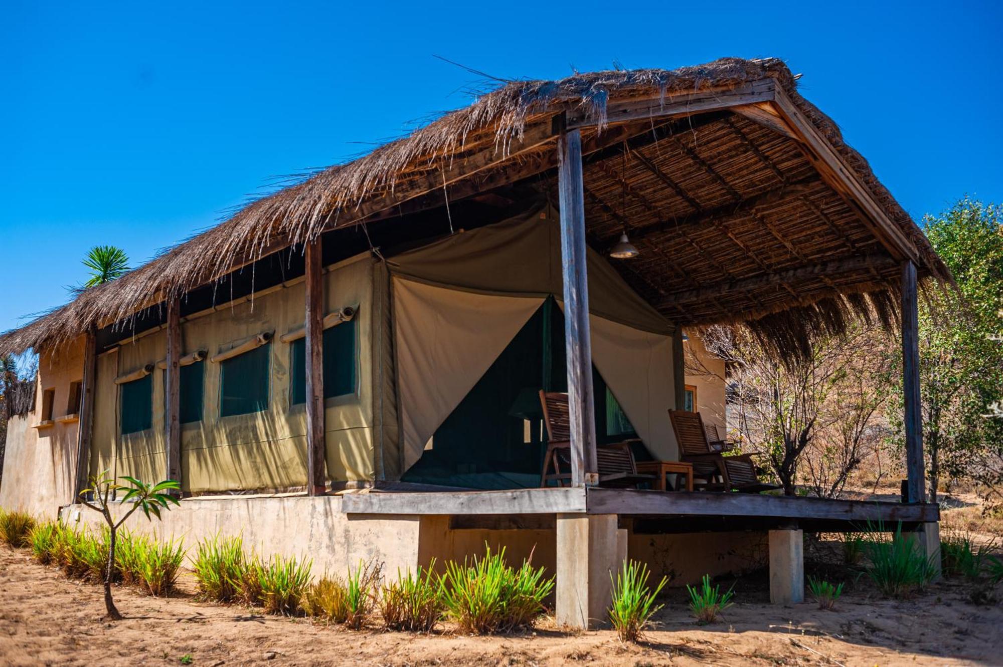 Satrana Lodge Ranohira Exterior photo